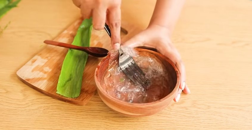 Moisturizing Aloe and Coconut Oil Mask